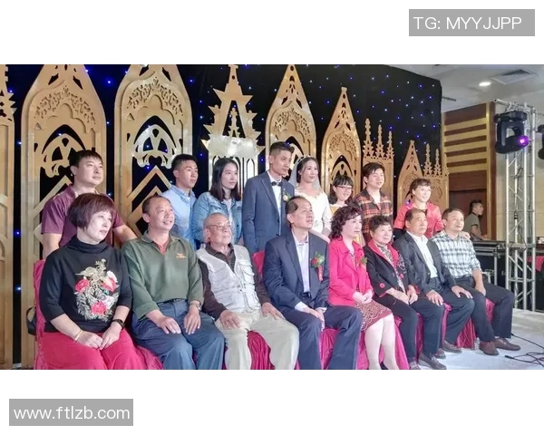 足球明星齐聚一堂欢庆盛典精彩合照记录难忘瞬间